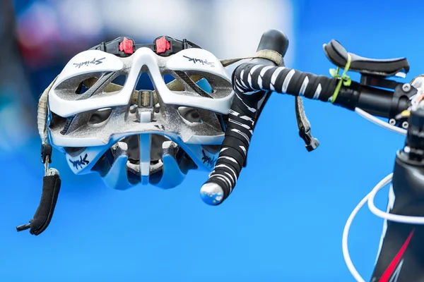 kask ve triatlon Bisiklet vites geçiş bölgesi içinde closeup