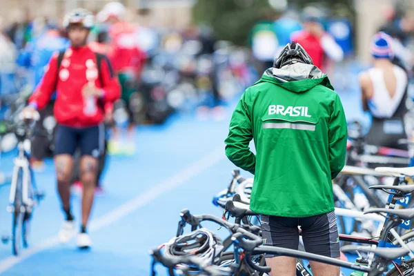 Triatleta de Brasil en chaqueta verde preparándose en la UIT para hombre —  Fotos de Stock