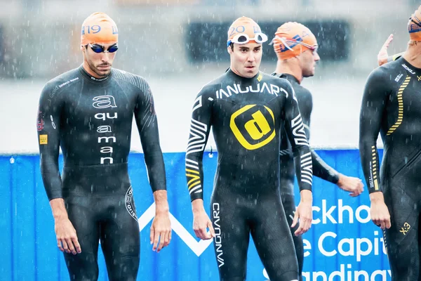 Triathleten bereiten sich auf Start im Männerschwimmen vor — Stockfoto