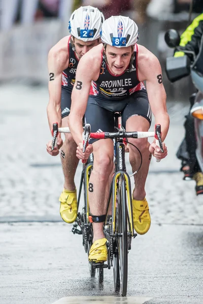 Alistair Brownlee leading before his brother Jonathan at the Men — Stock Photo, Image