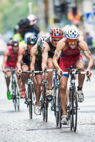 Radfahrer mit Godoy auf Platz eins und Buchholz auf Platz zwei auf nassem Kopfsteinpflaster — Stockfoto