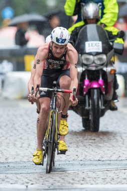 triatlet jonathan brownlee ıslak, kardeşinin önünde 