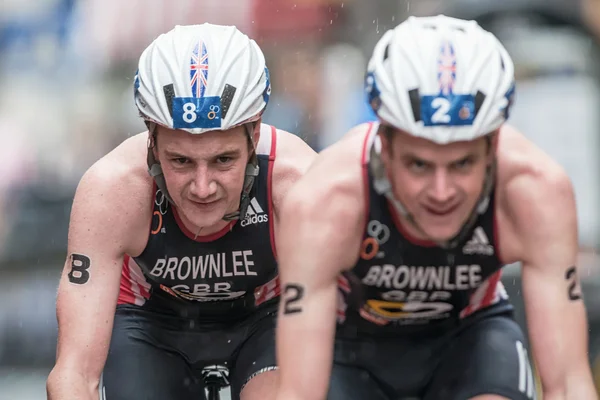 Closeup of Alistair Brownlee with his brother Jonathan on the we — Stock Photo, Image