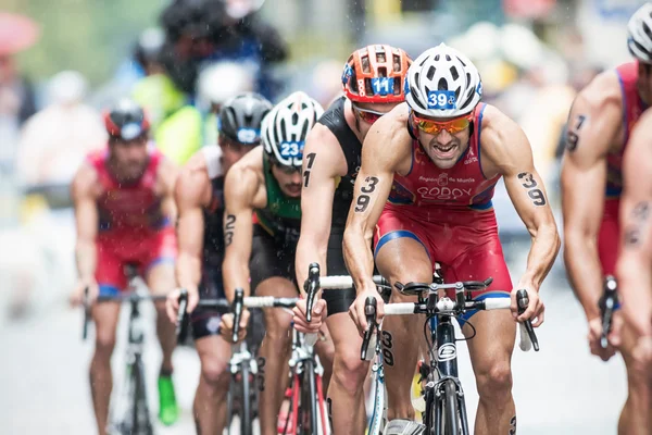 Ciclista con Francesco Godoy alla guida di un gruppo sul ciottolo bagnato — Foto Stock