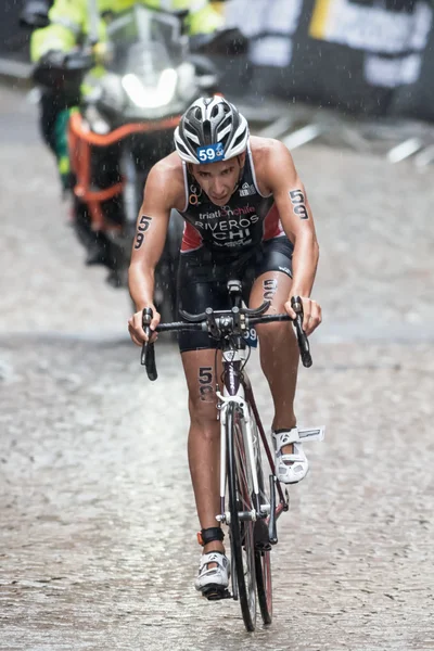 Triathlete Gaspar Riveros from Chile in heavy rain at the Mens I — Stock Photo, Image