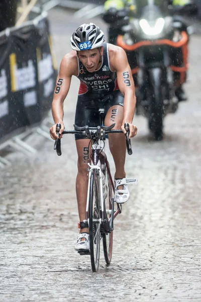 Triatleta Gaspar Riveros de Chile bajo fuertes lluvias en el Mens I — Foto de Stock