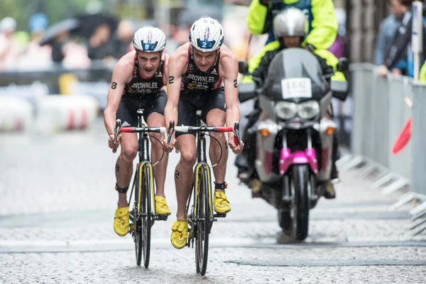 Triatleta Jonathan Brownlee di fronte al fratello Jonathan a — Foto Stock