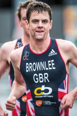 jonathan brownlee alistair ile mutlu bir yüz ile çalışan