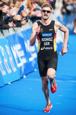 triatlet gregor buchholz erkekler bitiş çizgisinde için çalışıyor