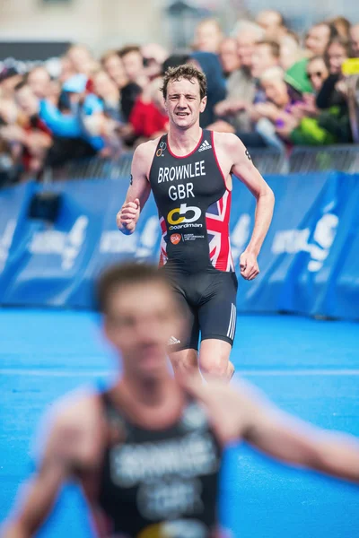Alistair Brownlee sees brother Jonathan cross the finish line an — Stock Photo, Image