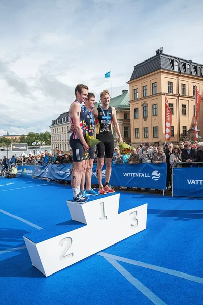 Los tres hombres en el podio en el Triatlón Mundial de la UIT Mens Seri —  Fotos de Stock