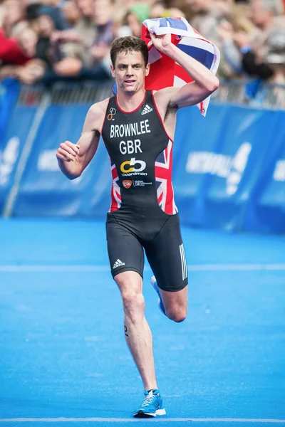 Winner Jonathan Brownlee crossing the finish line and win the Me — Stock Photo, Image