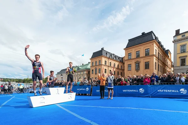 Alistair Brownlee agradeciendo a la multitud en el Mens ITU World Triat — Foto de Stock