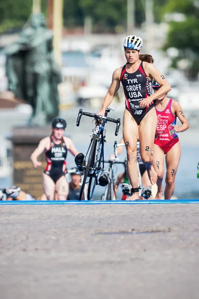 Sarah Groff from USA running in the transition area to the cycli — Stock Photo, Image
