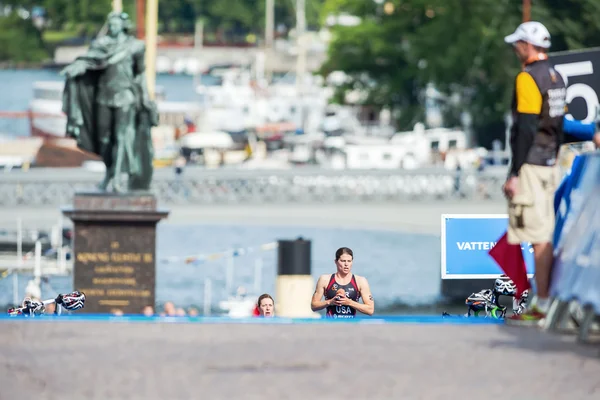 Sarah Groff from USA running in the transition area to the get t — Stock Photo, Image