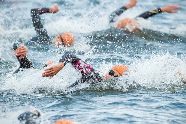 triathletes womans İTÜ dünya t soğuk suda Yüzme
