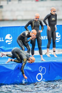 triathletes soğuk wat içinde yüzme kadın önce hazırlama