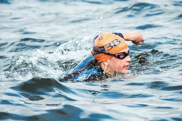 Primer plano de una triatleta Natalie Milne de Gran Bretaña nadando —  Fotos de Stock