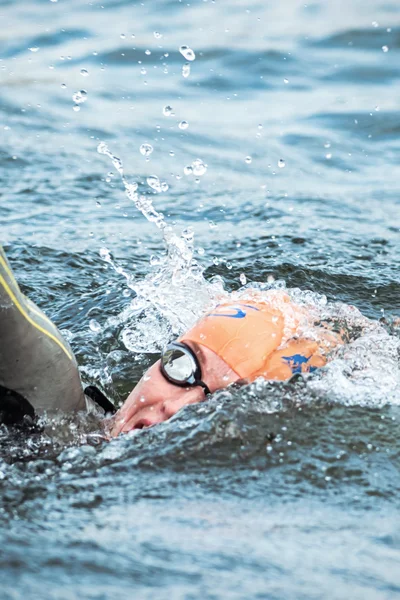 Närbild av en triathlet som simmar i kallt vatten på kvinnans — Stockfoto