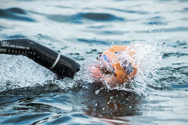 Närbild av en triathlet som simmar i kallt vatten på kvinnans — Stockfoto