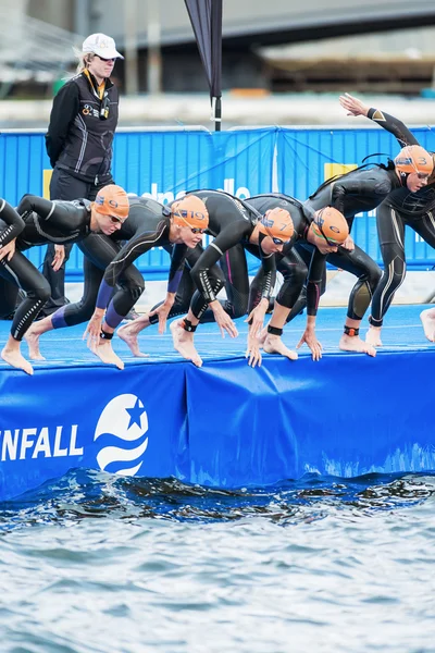 Triathlètes commençant chez les femmes nageant dans l'eau froide à — Photo