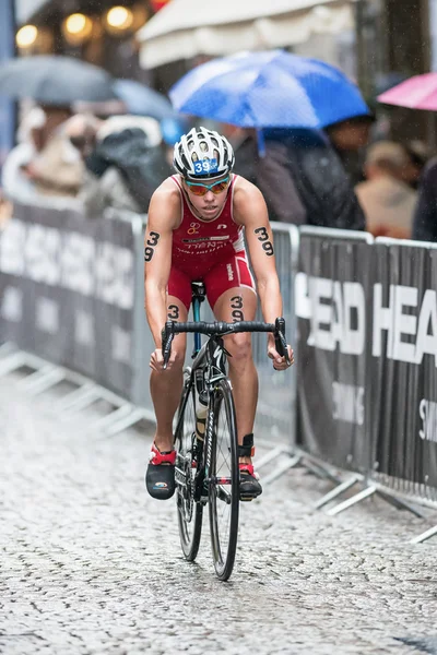 Line Thams from Denmark cycling in the rain at the Womans ITU Wo — Stock Photo, Image