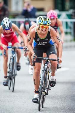 önce bir grup kadın Bisiklete binme Slovakya üzerinden SIMIC Mateja