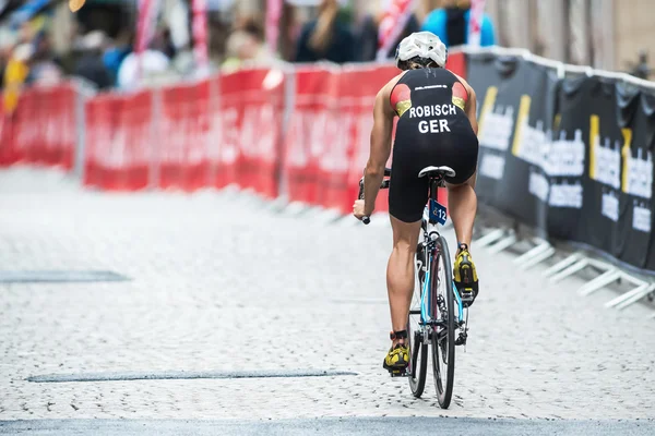 Ritorno di Rebecca Robisch dalla Germania in bicicletta sotto la pioggia al cobb — Foto Stock