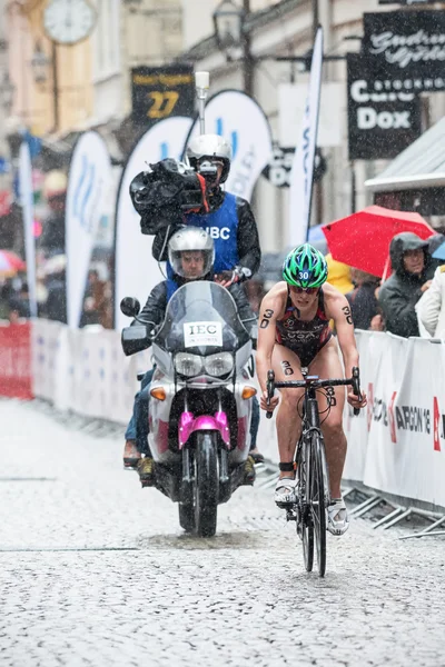 Katie Hursley from USA cycling in the heavy rain at the Womans I — Stock Photo, Image