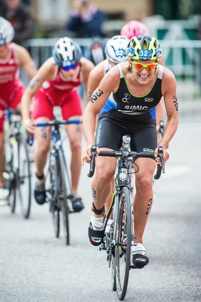 Mateja Simic de Eslovaquia primero en un grupo de ciclismo bajo la lluvia — Foto de Stock