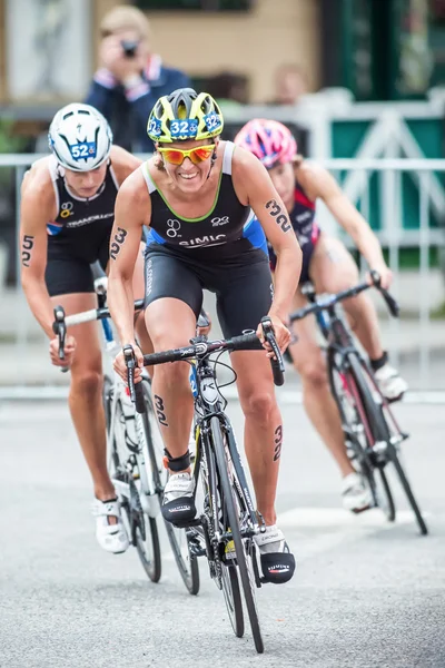 Mateja Simic from Slovakia first in a group cycling in the Woman — Stock Photo, Image
