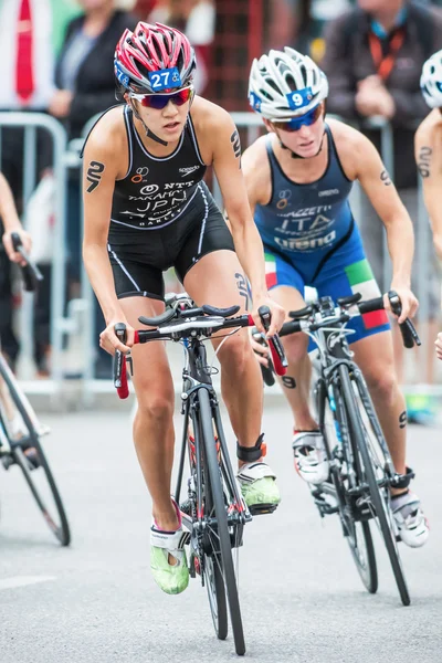 Yuko takahashi från japan först av en kurva i en grupp cyklin — Stockfoto