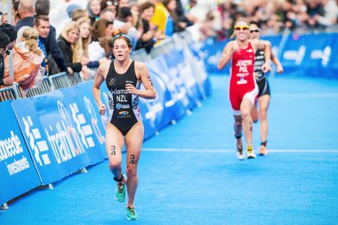 Simone ackermann bitiş çizgisine çalıştıran Yeni Zelanda dan 