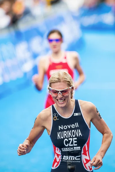 Petra Kurikova de Checoslovaquia corriendo a la línea de meta en — Foto de Stock