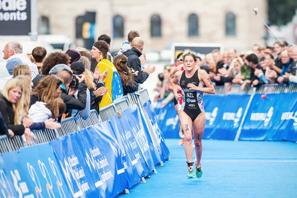 Simone Ackermann de Nueva Zelanda corriendo a la línea de meta en — Foto de Stock