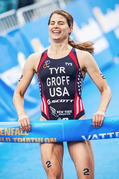 Happy winner Sarah Groff from USA crossing the finish line in th — Stock Photo, Image