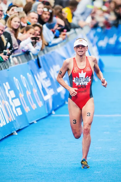 Kirsten Sweetland de Canadá corriendo a la línea de meta en el —  Fotos de Stock