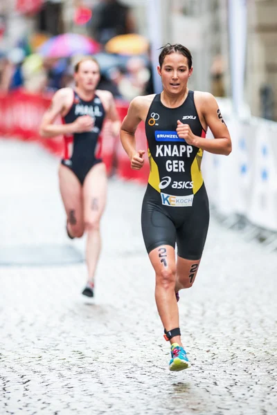 Anja Knapp de Alemania en las calles adoquinadas del casco antiguo — Foto de Stock