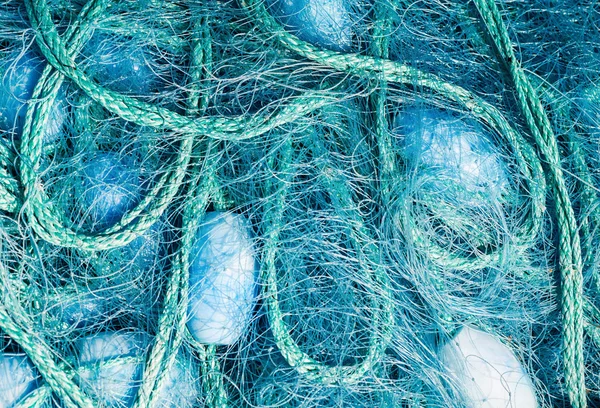 Vue rapprochée de certains flotteurs de filet de pêche bleu — Photo