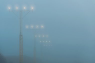 Sisli weahter sırasında bir Havaalanı'nda iniş ışıkları