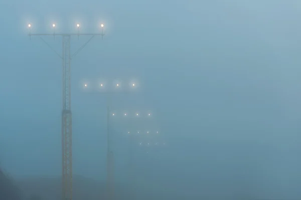 Посадкові вогні в аеропорту під час туманного зношування — стокове фото