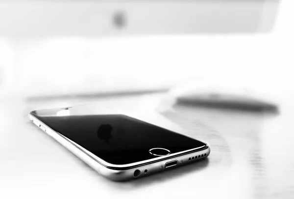 İmac ve fare ile bir masa üzerine yeni iphone 6