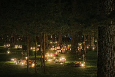 Cadılar Bayramı'nda Woodland mezarlığı sırasında mezarlığı nightshoot