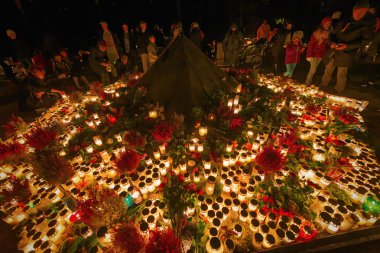 Candels yaktı tüm sırasında Aziz gece