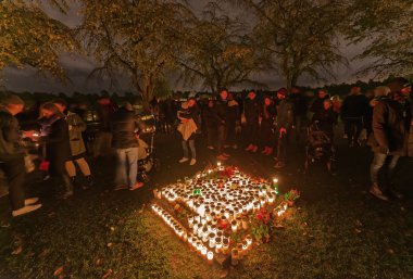 Candels bütün Azizler gece veya Cadılar Bayramı sırasında Woodland yaktı