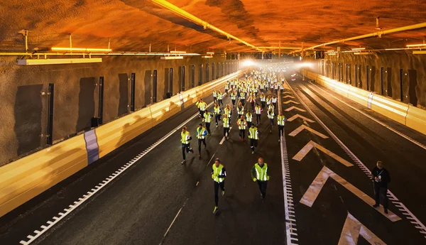 Grupp av löpare i Stockholm Tunnel Run från ovan — Stockfoto