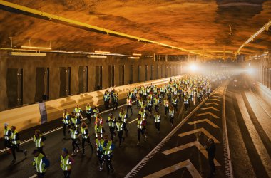 Çok yukarıdan koşucu olarak Stokholm tünel Run