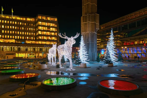 Décorations de Noël en forme de famille d'orignaux dans la ville cen — Photo