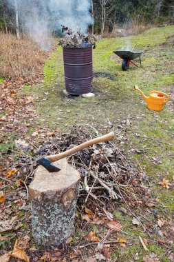 Çalı çırpı ve branshes bir varil içinde sonbahar sırasında yanma