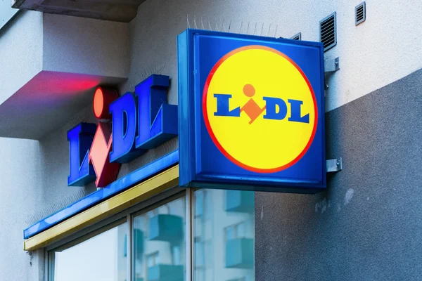 Логотип Lidl в продуктовом магазине — стоковое фото